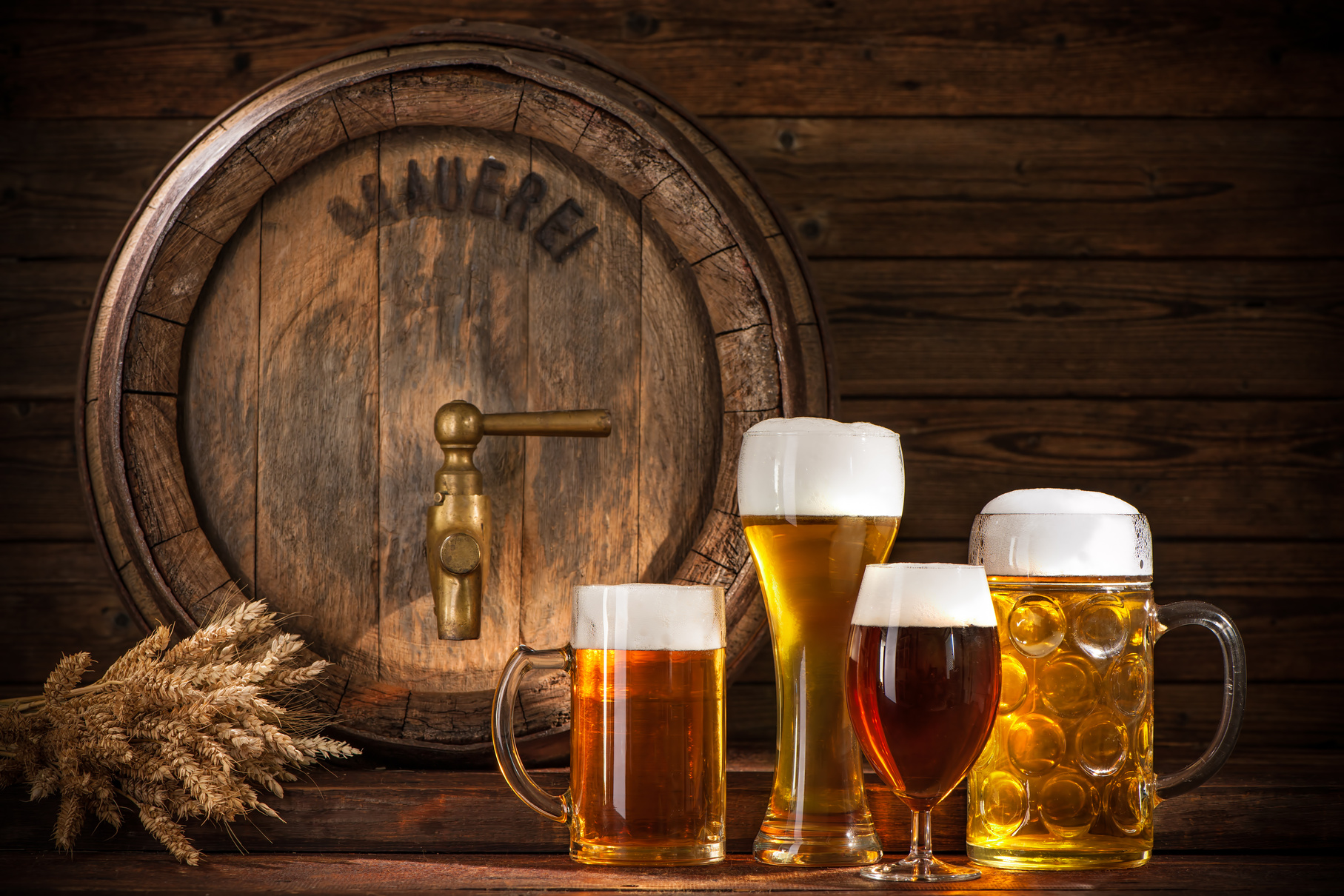 Beer barrel with beer glasses